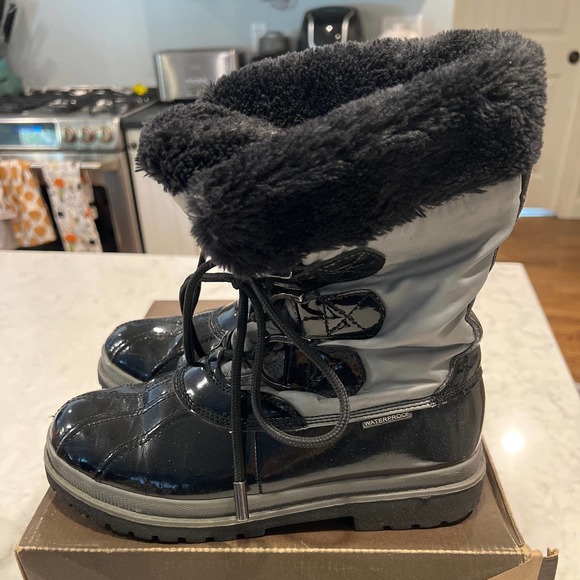 NIB Khombu Birch Women’s Faux Fur Snow Boot Waterproof Black Silver Sz: 8‎ - Picture 4 of 8